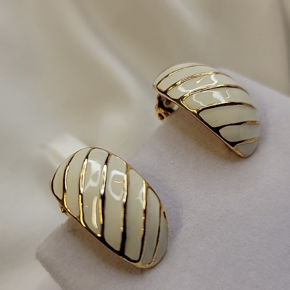 Vintage Milk White Enamel Half Hoop Gold Tone CLIP-ON Earrings Costume Jewelry - Picture 4 of 11